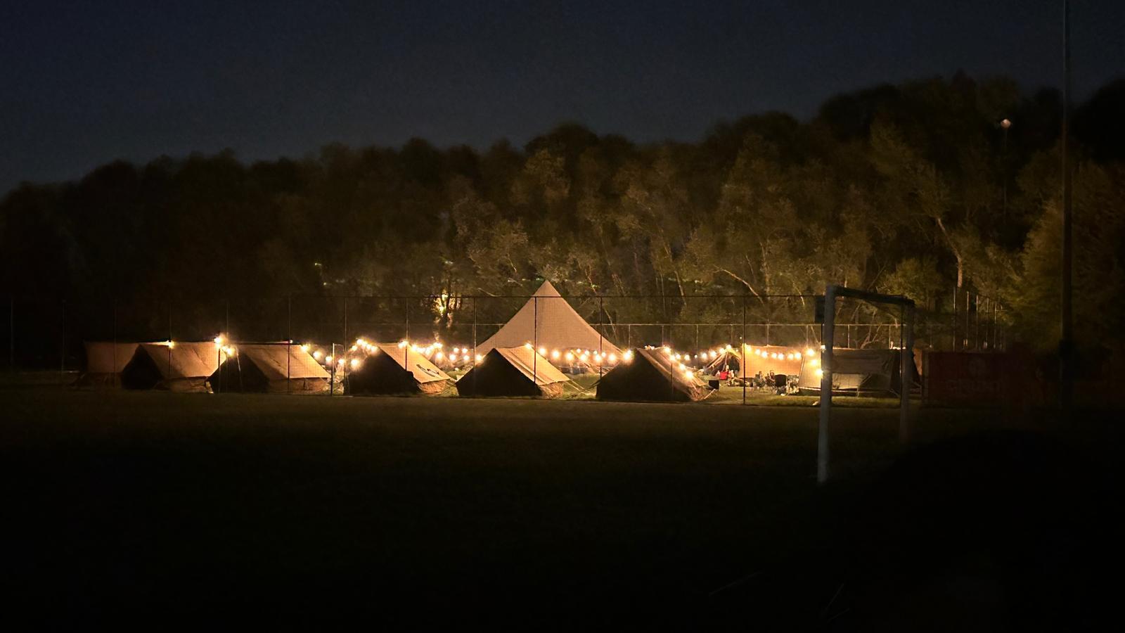 Atlas Outdoors tentenkamp met lichtjes
