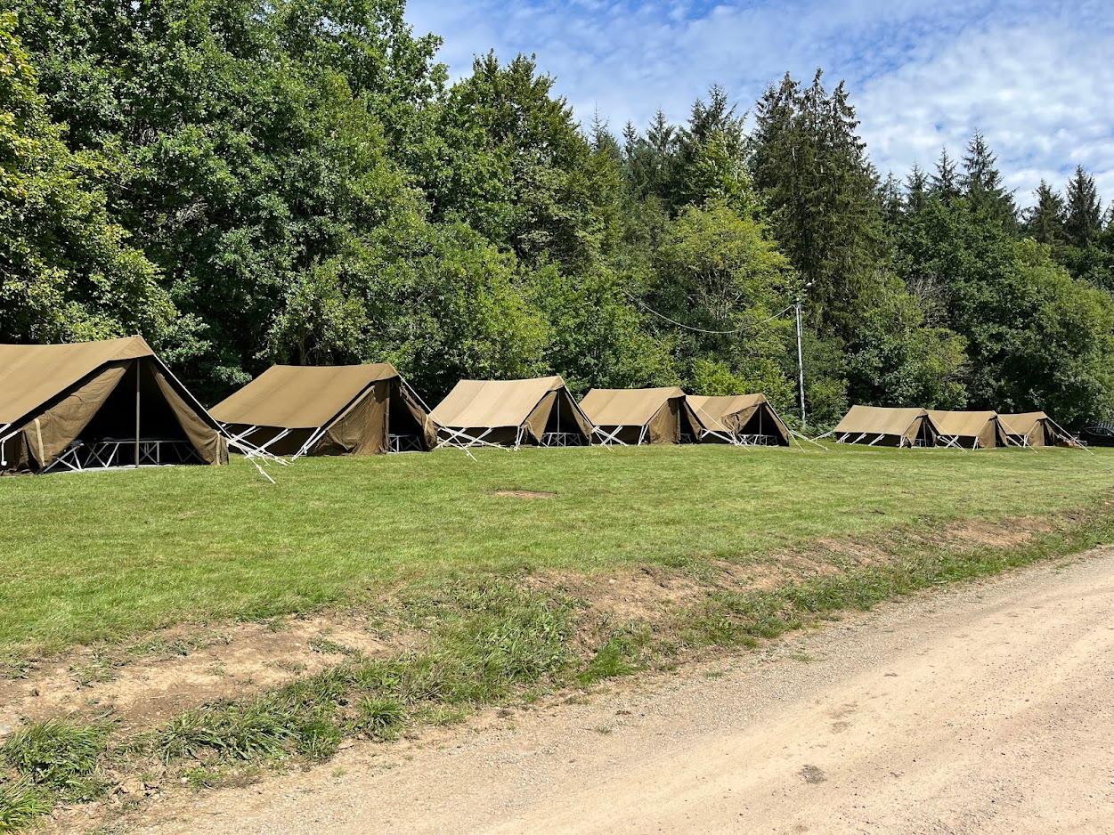 Tenten opgesteld voor een evenement – Atlas Outdoors