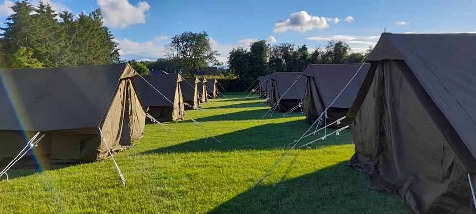 Meerdere patrouilletenten op een kamp – Atlas Outdoors