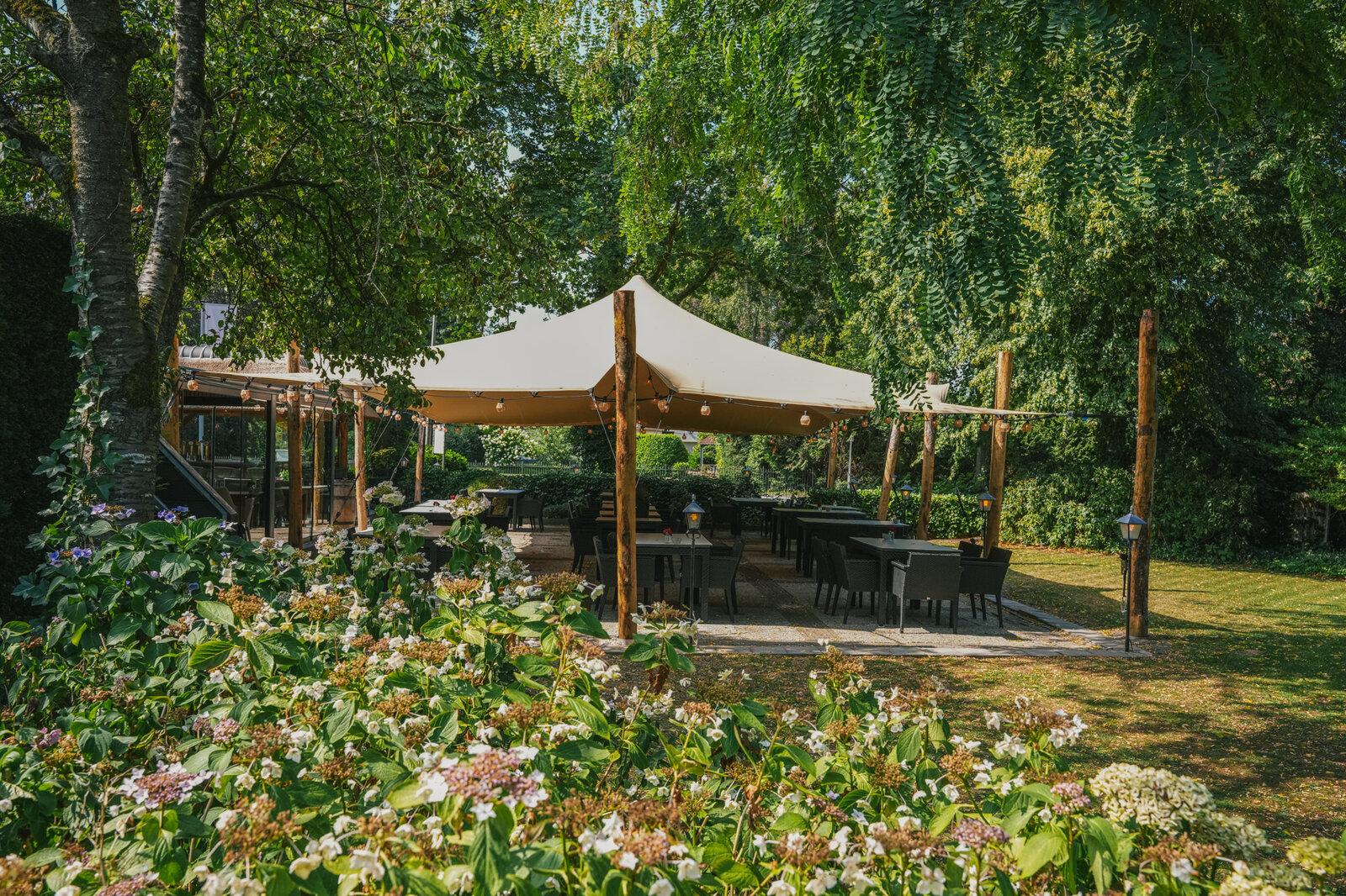 Stretchtent 6×7,5m te huur – compacte overkapping van 45 m² met één middenmast